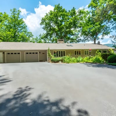 Mountain Top Lodge by the Lake *Hot Tub *Firepit *Game Room