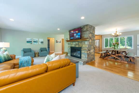 Mountain Top Lodge by the Lake *Hot Tub *Firepit *Game Room