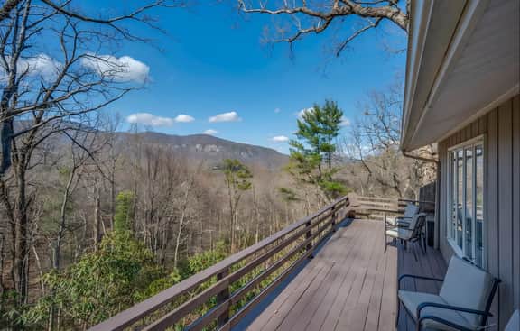 Mountain Top Lodge by the Lake *Hot Tub *Firepit *Game Room