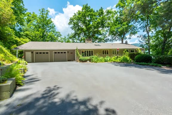 Mountain Top Lodge by the Lake *Hot Tub *Firepit *Game Room